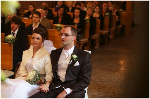 Bräutigam und Braut Hände haltend